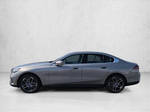 Used 2025 BMW i5 eDrive40i w/ Premium Package image 9