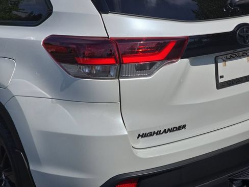Used 2019 Toyota Highlander SE w/ Nightshade Edition AWD/4WD image 38