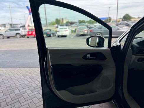 Used 2019 Chrysler Pacifica Touring-L FWD image 31