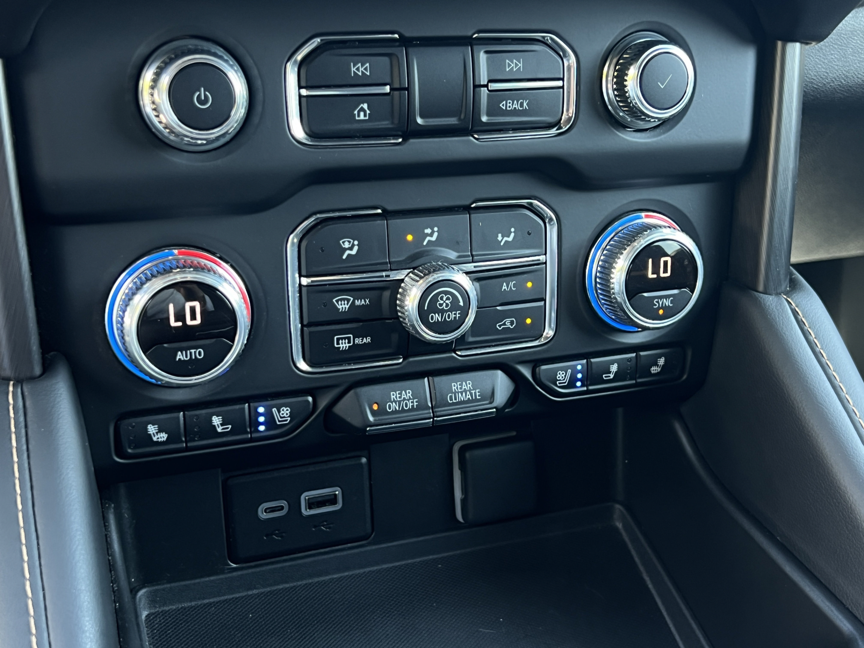 Used 2023 GMC Yukon XL AT4 w/ Technology Package AWD/4WD image 19