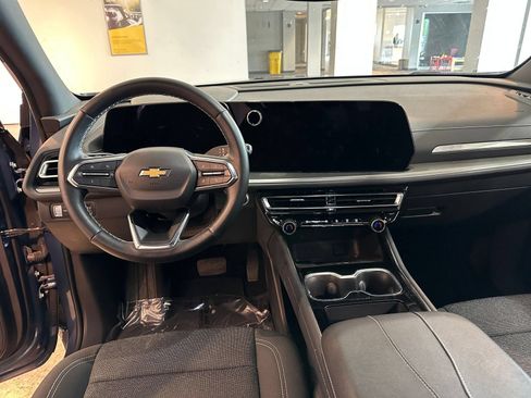 Used 2025 Chevrolet Traverse LT FWD image 37