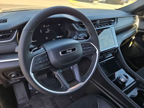 New 2025 Jeep Grand Cherokee Altitude image 11