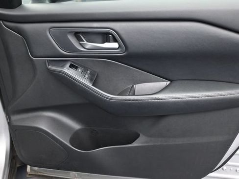 Used 2025 Nissan Rogue SV FWD image 34