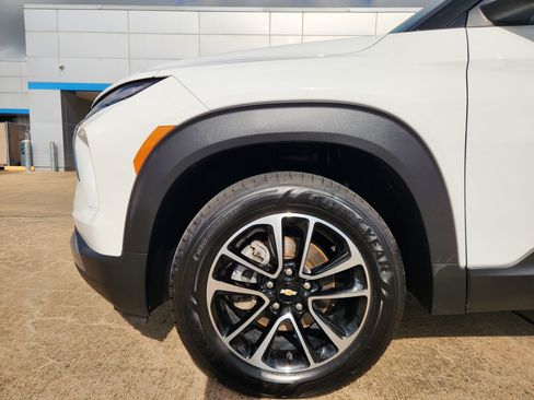 Used 2025 Chevrolet TrailBlazer LT AWD/4WD image 9