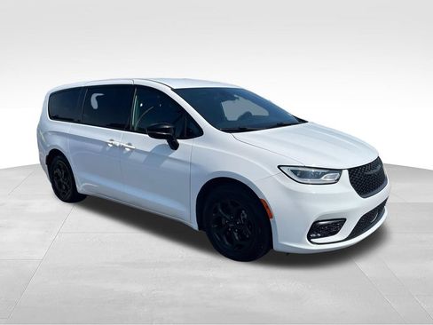 Used 2024 Chrysler Pacifica Limited FWD image 7