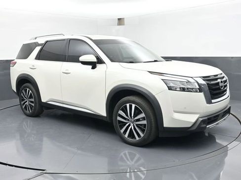 Used 2023 Nissan Pathfinder Platinum image 2