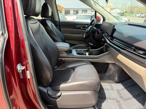 Used 2025 Kia Carnival FWD image 22