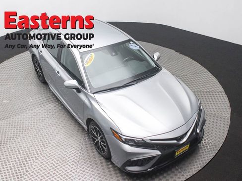 Used 2023 Toyota Camry SE FWD image 3