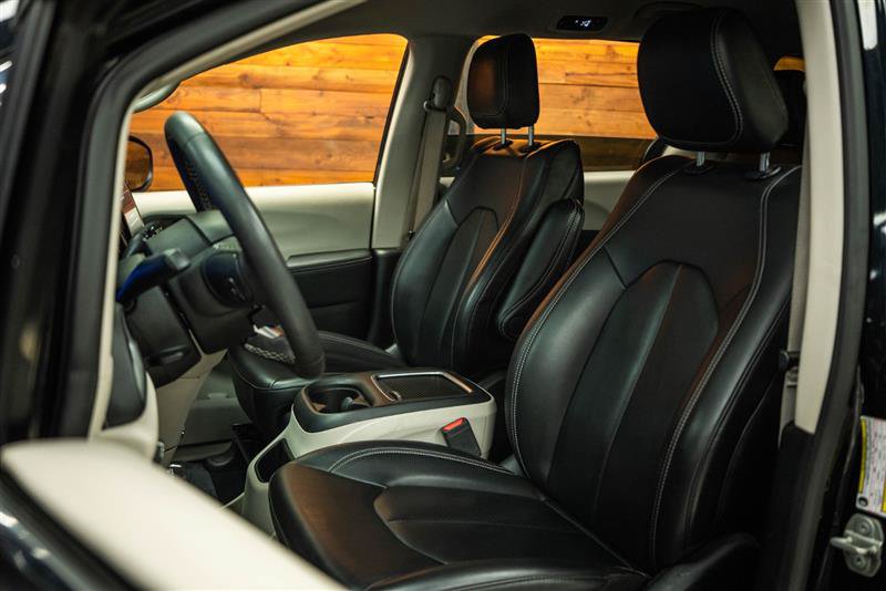Used 2023 Chrysler Pacifica Touring-L FWD image 9