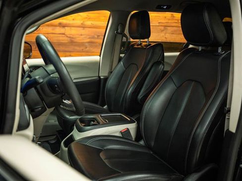 Used 2023 Chrysler Pacifica Touring-L FWD image 9