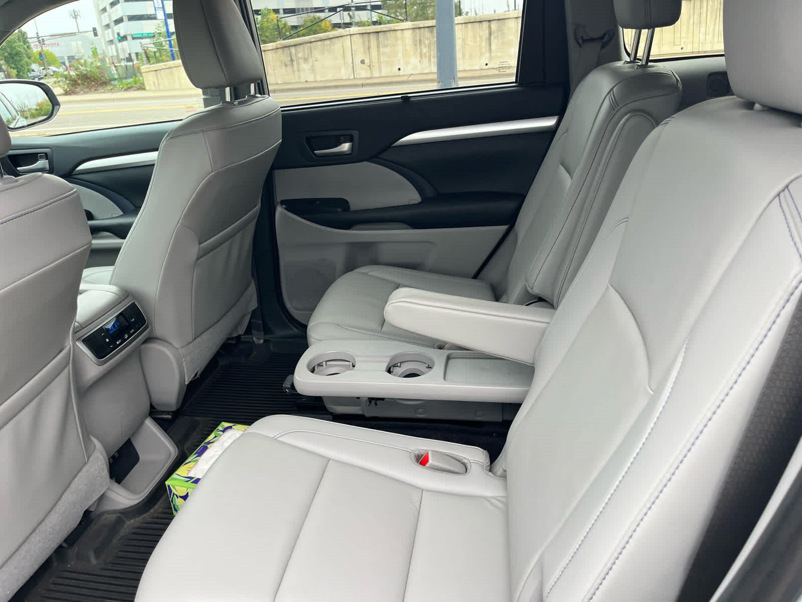 Used 2019 Toyota Highlander XLE AWD/4WD image 9