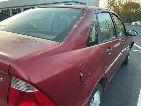 Used 2005 Ford Focus ZX4 Sedan image 4