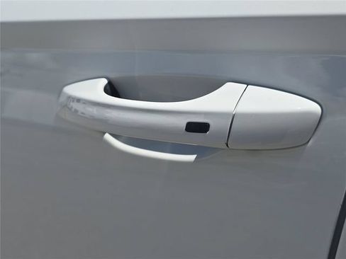 Used 2024 Volkswagen Taos SE FWD image 8