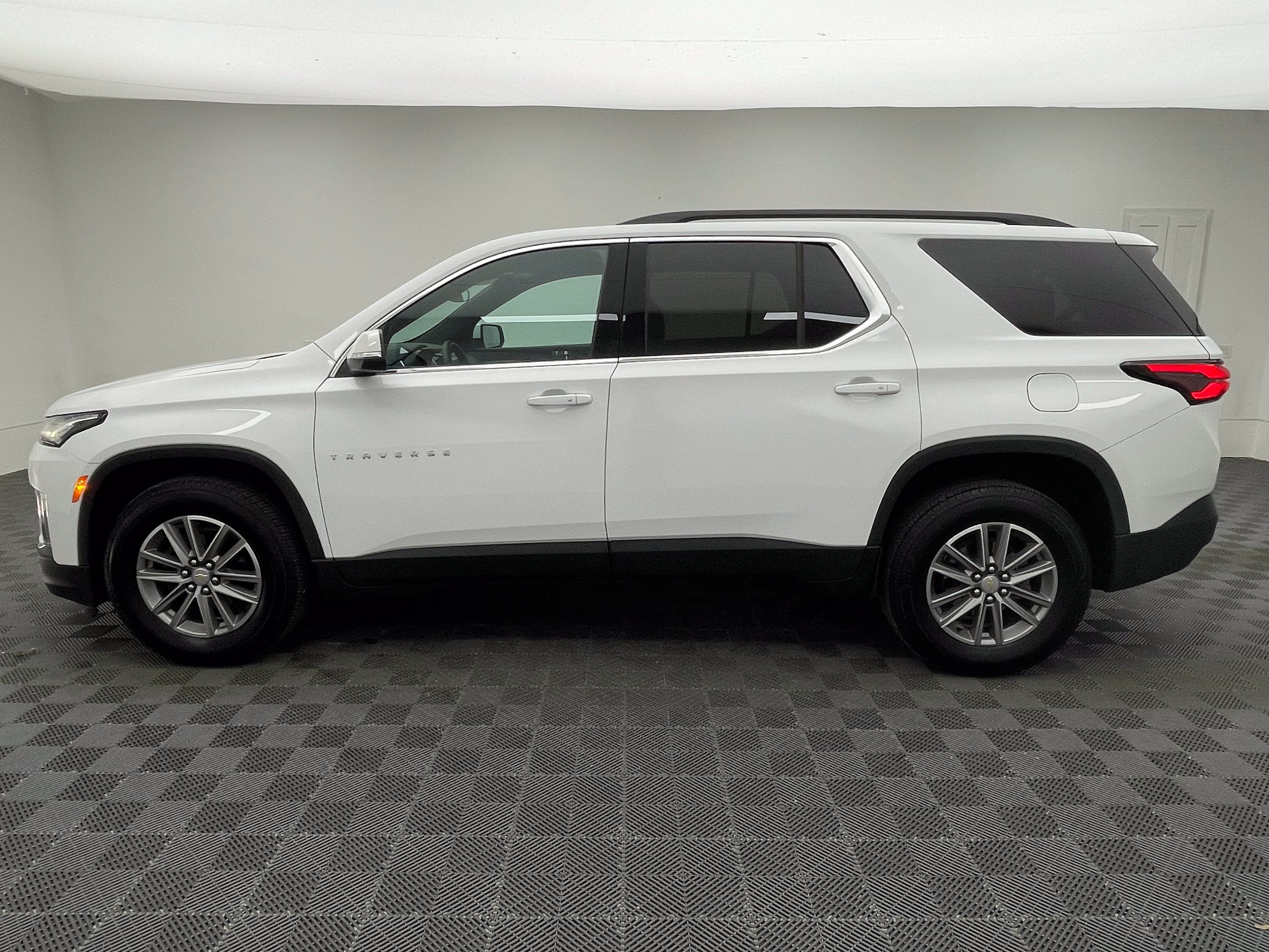 Used 2023 Chevrolet Traverse LT FWD image 12