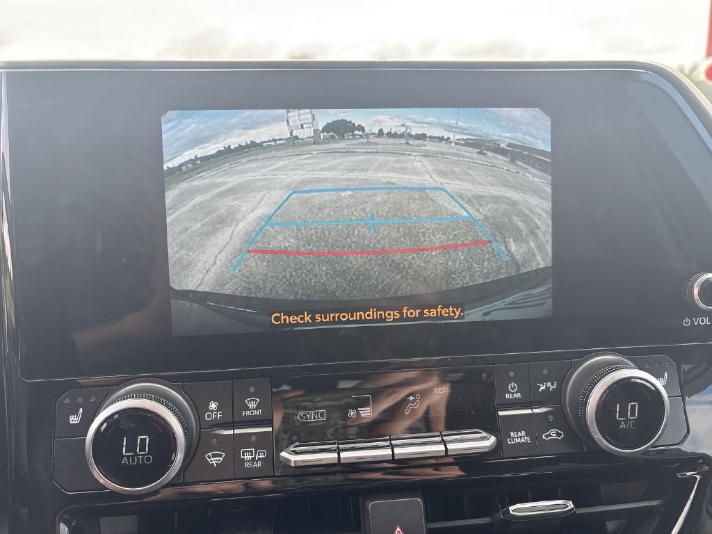 Used 2025 Toyota Highlander XLE FWD image 28