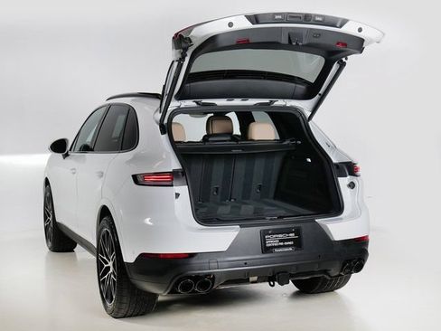 Certified 2026 Porsche Cayenne AWD/4WD image 31