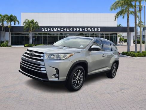 Used 2019 Toyota Highlander XLE FWD image 3
