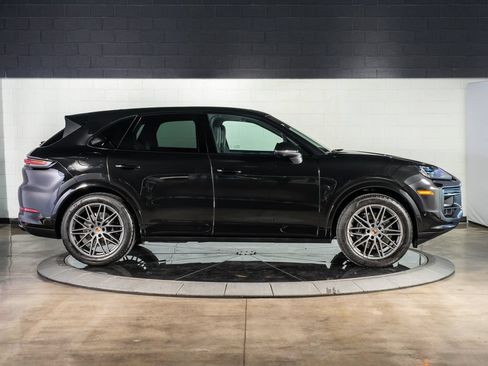 Used 2025 Porsche Cayenne AWD/4WD image 6