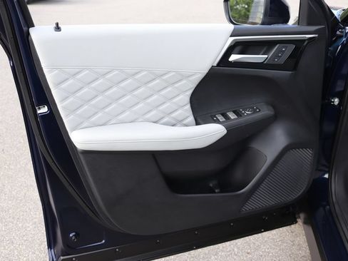 Used 2025 Mitsubishi Outlander 4WD Plug-In Hybrid image 23
