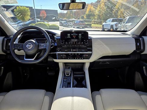 Certified 2025 Nissan Pathfinder SL image 10