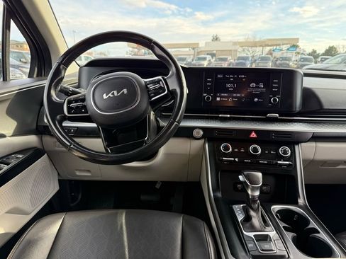 Used 2022 Kia Carnival LX image 21