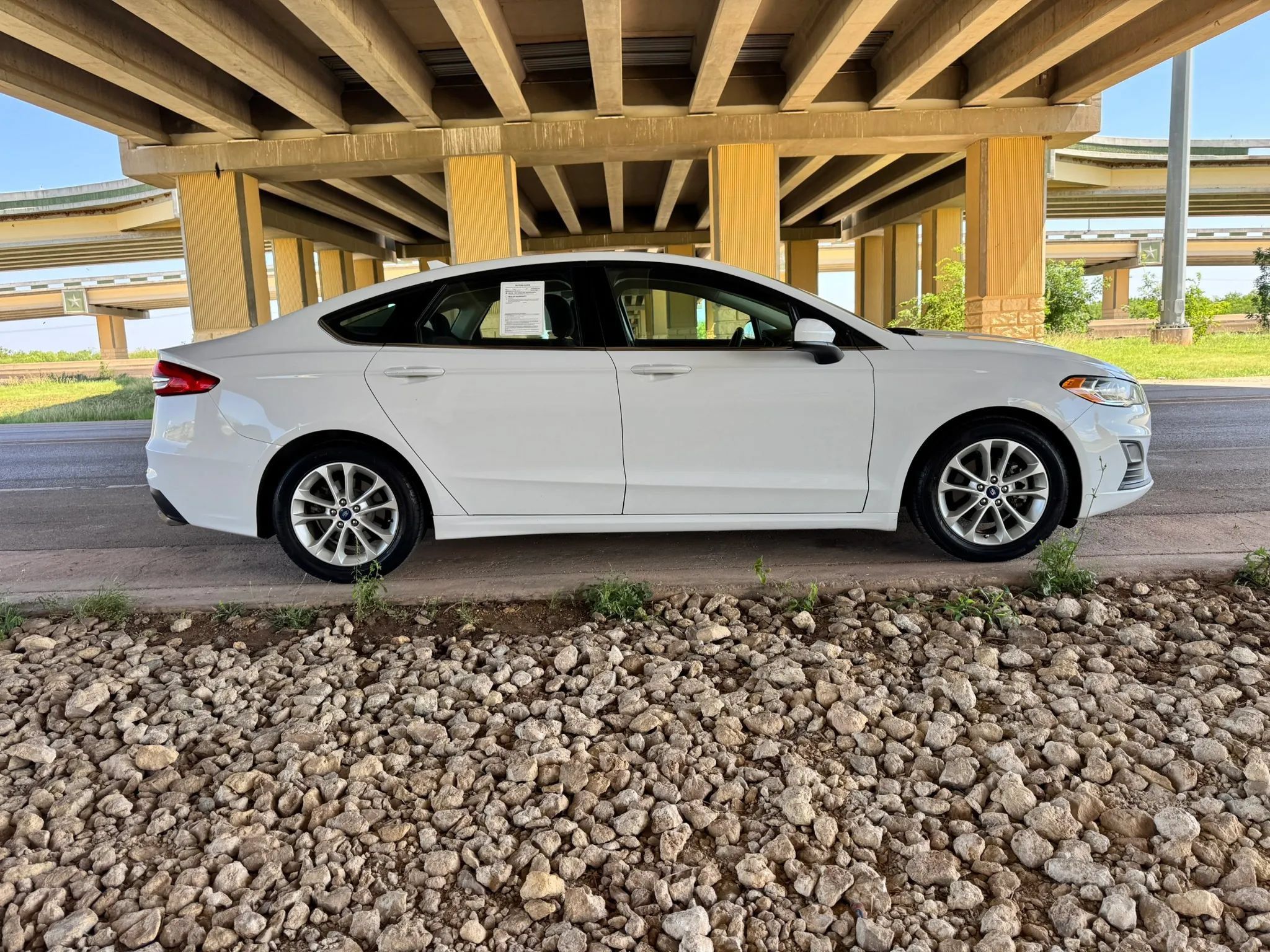 Used 2019 Ford Fusion SE FWD image 2