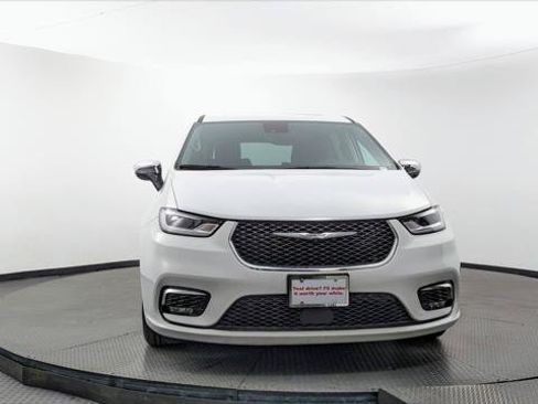 Used 2023 Chrysler Pacifica Limited FWD image 12