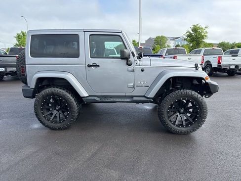 Used 2018 Jeep Wrangler Sahara AWD/4WD image 2