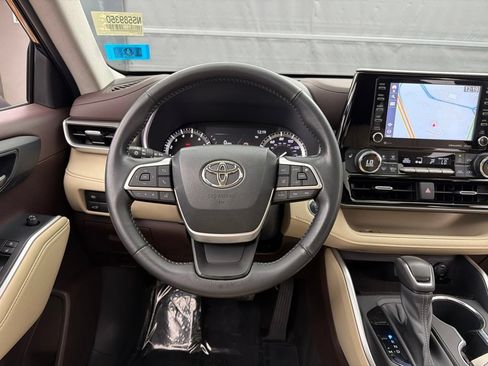 Used 2022 Toyota Highlander XLE AWD/4WD image 8
