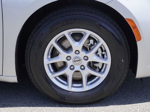 Certified 2023 Chrysler Pacifica Touring-L FWD image 10