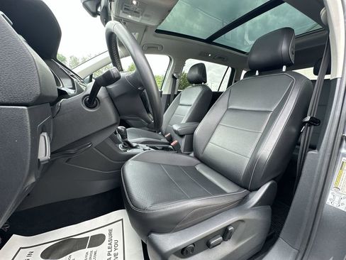 Used 2021 Volkswagen Tiguan SE w/ Panoramic Sunroof Package image 17