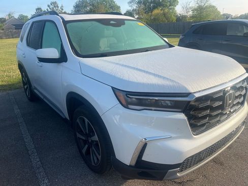 Used 2025 Honda Pilot Touring image 2