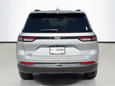 Used 2025 Jeep Grand Cherokee Laredo X image 4