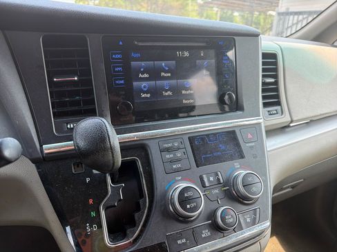 Used 2015 Toyota Sienna LE FWD image 5