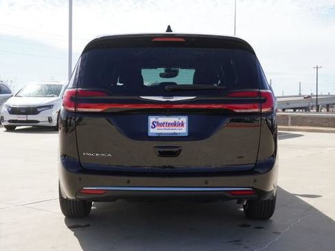 New 2026 Chrysler Pacifica Select FWD image 8
