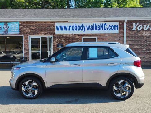 Used 2025 Hyundai Venue SEL FWD image 8