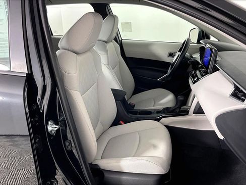 Used 2025 Toyota Corolla Cross L image 8