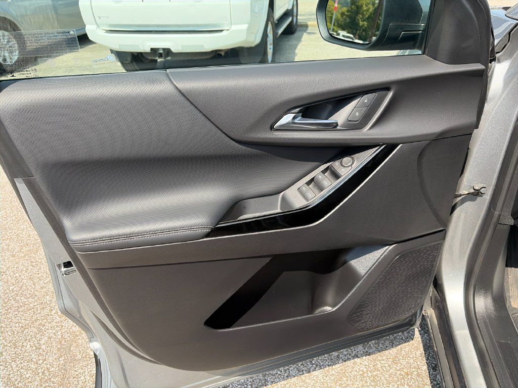 Used 2025 Chevrolet Equinox LT AWD/4WD image 12