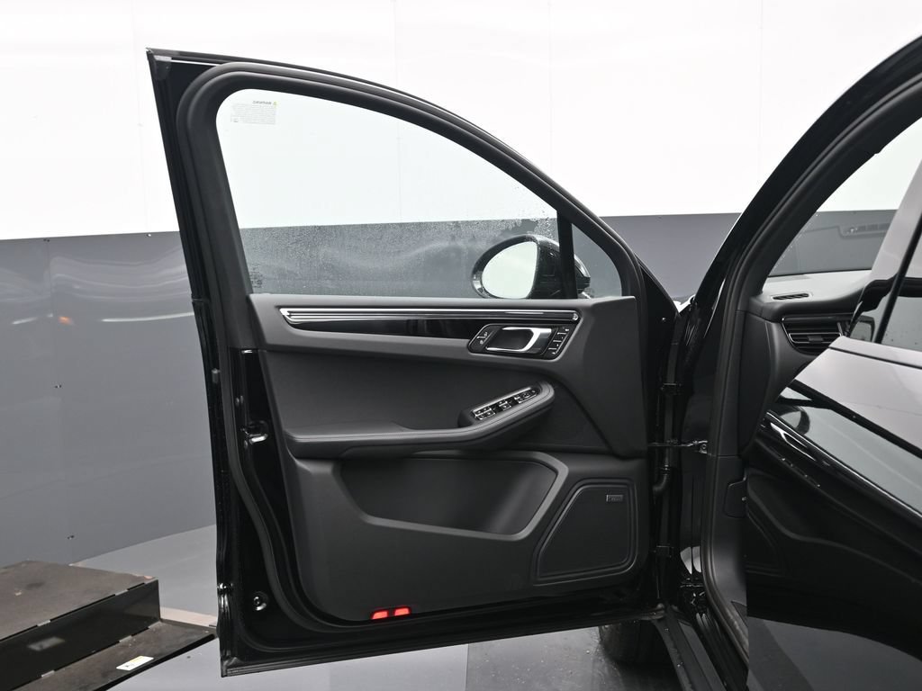 Certified 2026 Porsche Macan AWD/4WD image 8