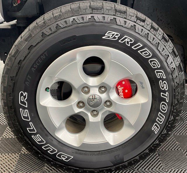 Used 2014 Jeep Wrangler Unlimited Sahara w/ Dual Top Group AWD/4WD image 27