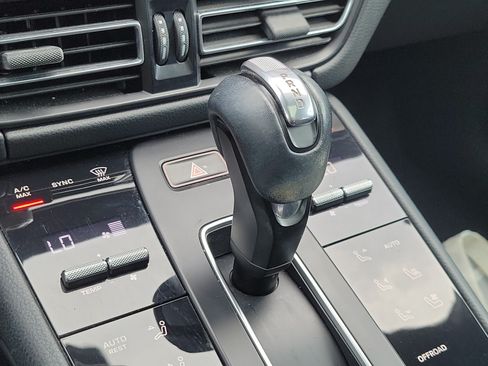 Used 2022 Porsche Macan AWD/4WD image 29