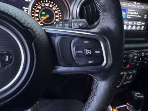 Used 2018 Jeep Wrangler Unlimited Sahara w/ Cold Weather Group image 19