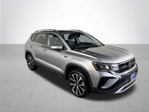 Used 2024 Volkswagen Taos SE image 4