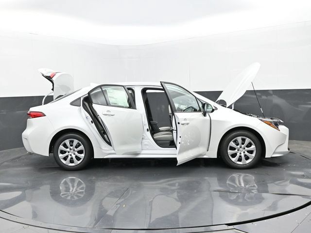 Used 2025 Toyota Corolla LE FWD image 30
