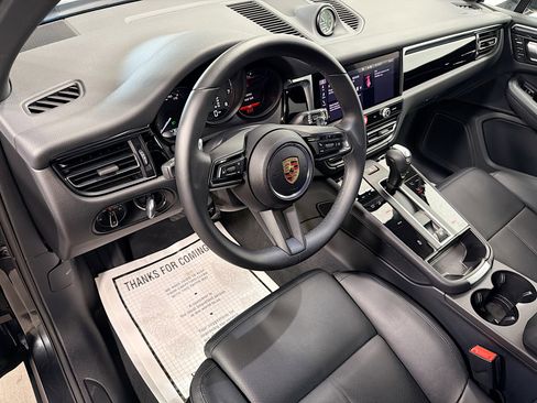 Certified 2025 Porsche Macan image 4