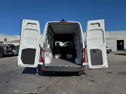 Used 2025 Mercedes-Benz Sprinter 2500 image 6
