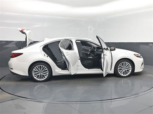 Used 2016 Lexus ES 350 w/ Luxury Package w/Wood Trim image 56