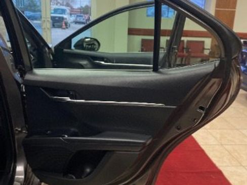 Used 2020 Toyota Camry SE w/ Sunroof Package image 16