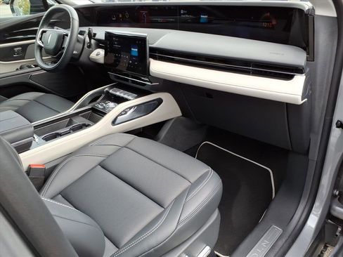 Used 2025 Lincoln Nautilus Premier image 10