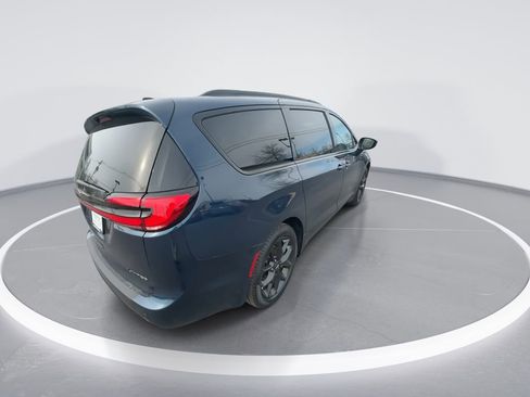 Used 2025 Chrysler Pacifica Limited image 8